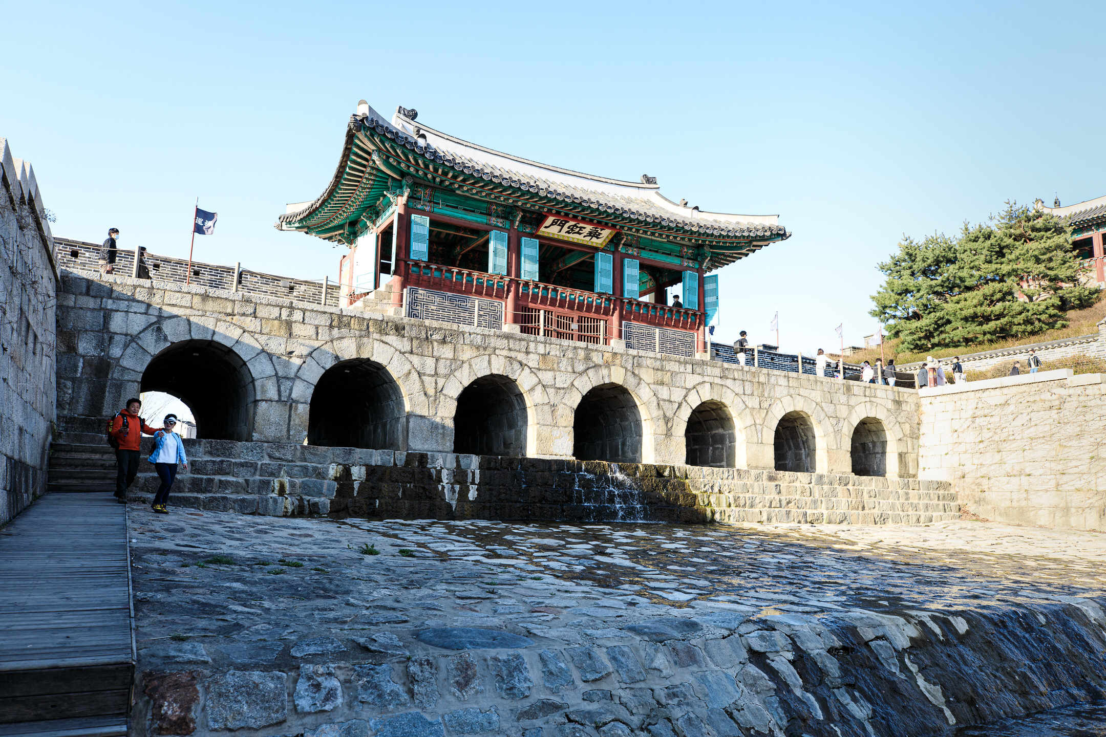 A water gate that lets water flow through its seven arches.